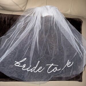 White “BRIDE TO BE” Veil